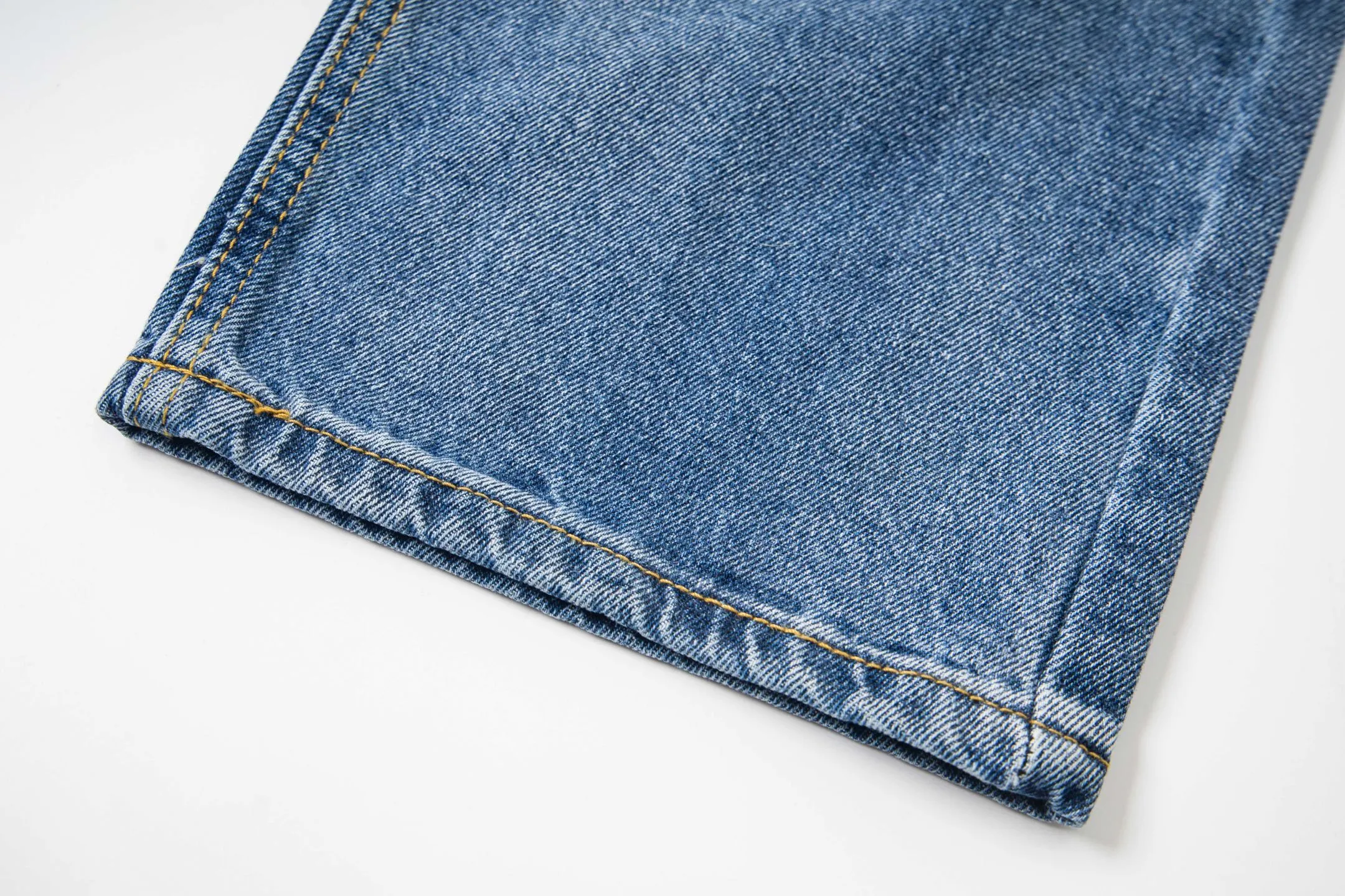 P260 Chrome Hearts light blue pants, Sanskrit blue and white patchwork leather jeans. CH jeans need to be washed and then disassembled and hand-stitched with sheepskin cross leather and then spliced ​​together. The whole piece has too many craftsmanship to explain. The patchwork cross pattern is embellished, and the high-waisted washed jeans! ! Absolutely high-end luxury products, god-level single products and super popular products, made with top heavy industry, a must-see magic weapon. Customized hardware. The fabric is thick and soft after washing. It has good breathability. Customized small leather label. Unique design. The details are simple and elegant, and the workmanship is exquisite. The entire trousers are neatly routed and the details are in place! It’s so cool that both men and women can easily control the genderless trend! Style number: 1805# Color: blue Size: 28 30 32 34